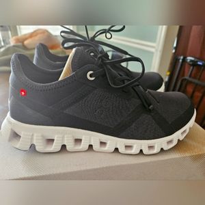 !!!Brand New!!!!ON women's sneaker Size 7